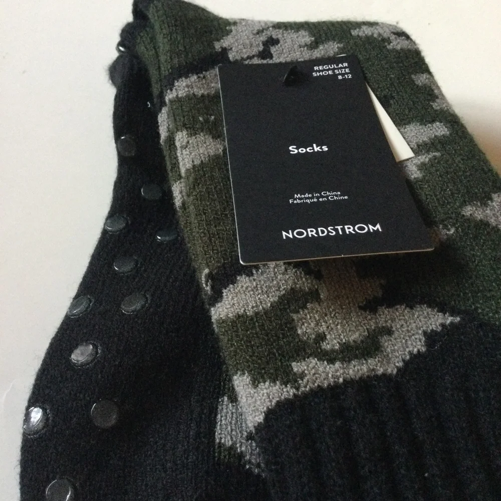 NORDSTROM MENS SOCKS WITH GRIPPER SOLES GREEN HUNTER CAMO PRINT OS REGULAR NWT